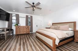 Ryann’s King Suite Haven near Majestic Yosemite