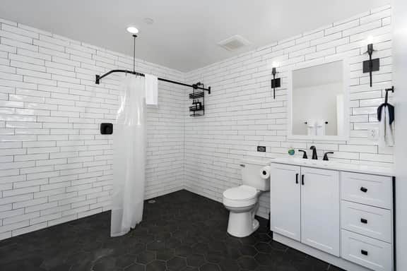 Ryann’s King Suite Haven near Majestic Yosemite