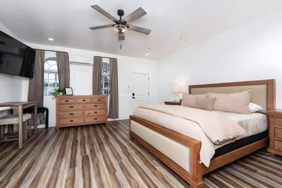 Kinslee's King Suite at Yosemite's Doorstep