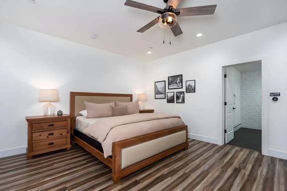 Kinslee's King Suite at Yosemite's Doorstep - Image 1