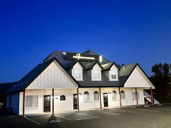 The Four Daughters Inn – The Entire 5 Suite Hotel